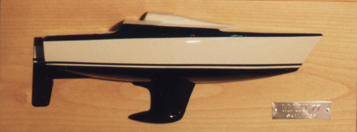 Halvmodell av Maxi 77, skala 1:35